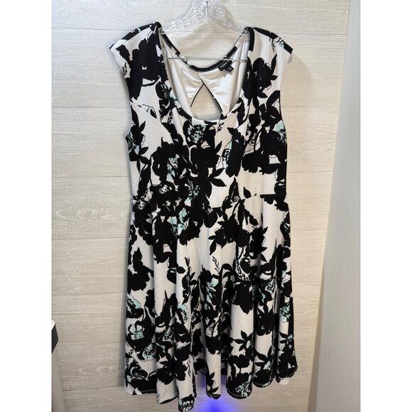 Torrid 1X Floral Sleeveless Fit & Flare Dress With Keyhole Back Black & White Pa - Picture 4 of 6